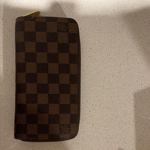 Zippy checkered wallet